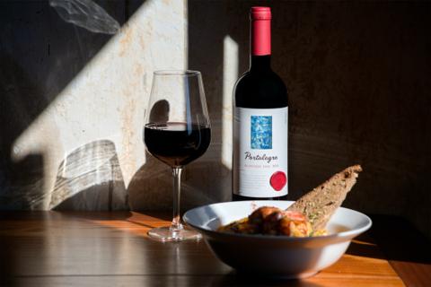 verre et une bouteille de vin